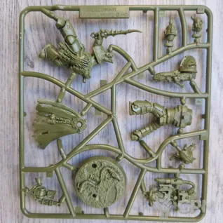 Описание картинки Kill Team: Plague Marines. Champion от Miniatures Broker по цене 500руб | Свободный Рынок Миниатюр - СРМ