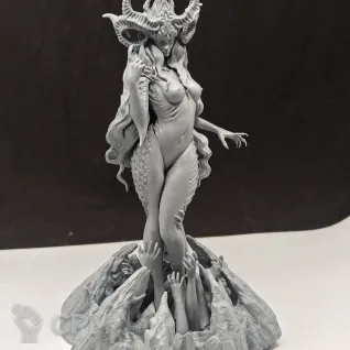 Описание картинки Demon Queen Slaanesh от WebWay 3D по цене 900руб | Свободный Рынок Миниатюр - СРМ