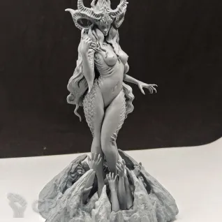 Описание картинки Demon Queen Slaanesh от WebWay 3D по цене 950руб | Свободный Рынок Миниатюр - СРМ