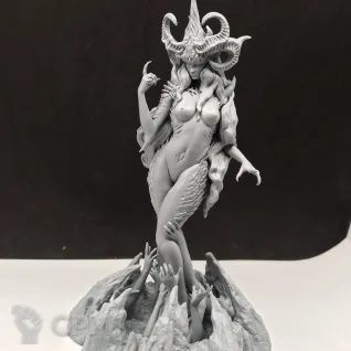 Описание картинки Demon Queen Slaanesh от WebWay 3D по цене 900руб | Свободный Рынок Миниатюр - СРМ