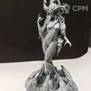 Описание картинки Demon Queen Slaanesh от WebWay 3D по цене 900руб | Свободный Рынок Миниатюр - СРМ