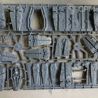 Описание картинки Террейн из Kill Team Tomb World (три литника), оригинал на литниках от Пилорама по цене 3 500руб | Свободный Рынок Миниатюр - СРМ