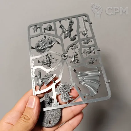 Описание картинки Captain with Relic Shield от RTBR по цене 1 800руб | Свободный Рынок Миниатюр - СРМ