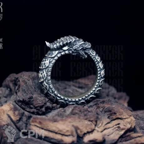 Описание картинки Кольцо "Uroboros-Dragon" от Строго по-Имперски по цене 19 500руб | Свободный Рынок Миниатюр - СРМ