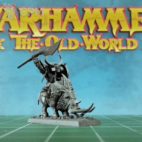 Описание картинки Orc or Black Orc Boss (Warboss or Bigboss) on War Boar от Каджит по цене 3 498руб | Свободный Рынок Миниатюр - СРМ