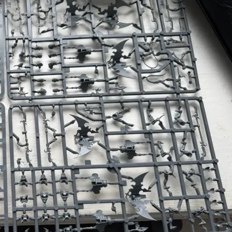 Описание картинки Drukhari Hellions из распила Realspace Raiders от Black Legion Hall по цене 2 500руб | Свободный Рынок Миниатюр - СРМ