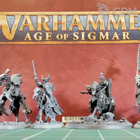 Описание картинки Soulblight Gravelords Wight Lord on Skeletal Steed and Barrow Knights (Black Knights) от Каджит по цене 8 998руб | Свободный Рынок Миниатюр - СРМ