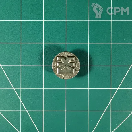 Описание картинки Значок Khorne Pin I от Vault Boy по цене 998руб | Свободный Рынок Миниатюр - СРМ