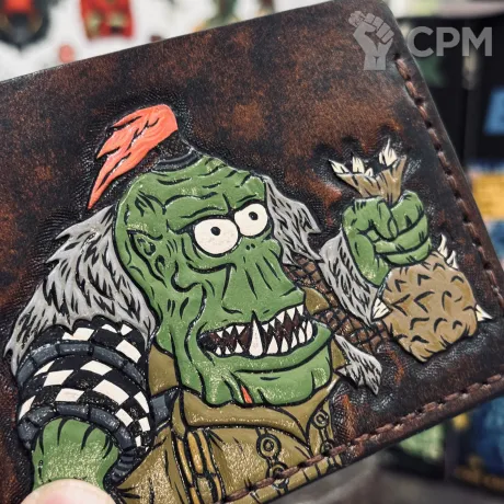 Описание картинки Кожаный картхолдер с тиснением Warhammer 40k Boyz Ork Орк Бойз от Мастерская - 2D20 по цене 5 500руб | Свободный Рынок Миниатюр - СРМ