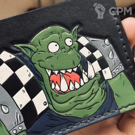 Описание картинки Кожаный картхолдер с тиснением Warhammer 40k Boyz Ork Орк Бойз от Мастерская - 2D20 по цене 5 500руб | Свободный Рынок Миниатюр - СРМ