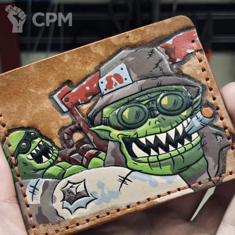 Описание картинки Кожаный картхолдер с тиснением Warhammer 40k Boyz Ork Орк Бойз от Мастерская - 2D20 по цене 5 500руб | Свободный Рынок Миниатюр - СРМ