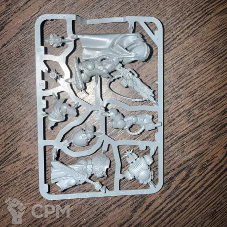 Описание картинки Captain in Gravis Armour with Master-crafted Heavy Bolt Rifle от Salamanders Anvil по цене 2 500руб | Свободный Рынок Миниатюр - СРМ
