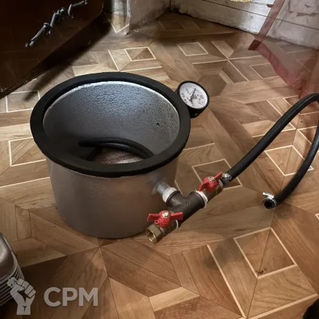 Описание картинки Вакуумная камера с насосом для дегазации эпоксидки/силикона от  по цене 15 000руб | Свободный Рынок Миниатюр - СРМ