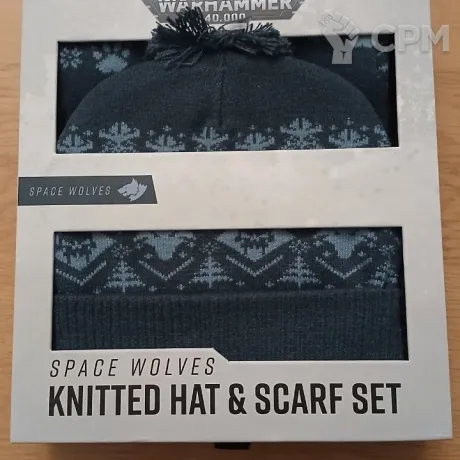 Описание картинки Space Wolves Knitted Hat &amp; Scarf Set (вязаные шапка и шарф космоволков) от Fledermaus по цене 3 000руб | Свободный Рынок Миниатюр - СРМ