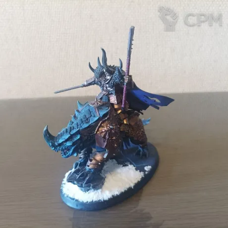 Описание картинки Chaos Lord on Karkadrak от LordNest по цене 1 800руб | Свободный Рынок Миниатюр - СРМ
