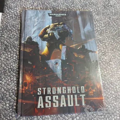Описание картинки Stronghold Assault - 6th Edition - твёрдый переплёт, в плёнке от V130177@mail.ru по цене 1 400руб | Свободный Рынок Миниатюр - СРМ