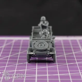 Описание картинки Немецкий автомобиль Kübelwagen с водителем и стрелком (версия DAK) /масштаб 1:56 /28мм от DModels по цене 360руб | Свободный Рынок Миниатюр - СРМ