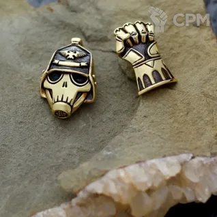 Описание картинки Кулон "Imperial Fists" (Имперские Кулаки) от Строго по-Имперски по цене 1 500руб | Свободный Рынок Миниатюр - СРМ