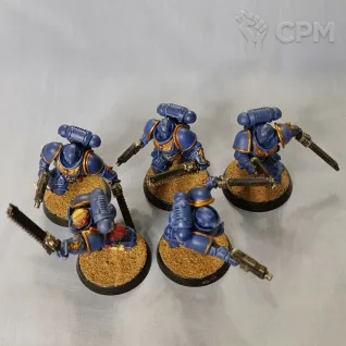 Описание картинки Primaris Assault Intercessor оригинал в игровой покраске от artifactorum по цене 3 530руб | Свободный Рынок Миниатюр - СРМ