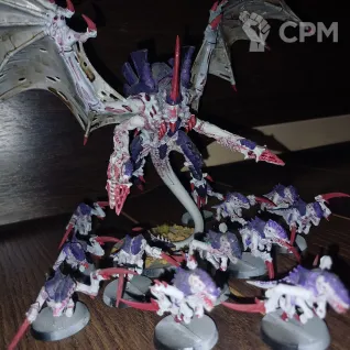 Описание картинки Hive Tyrant и Hormagaunts от Kharnn по цене 5 000руб | Свободный Рынок Миниатюр - СРМ