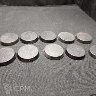 Описание картинки Подставка 28 мм пластик от Mystery sHack по цене 250руб | Свободный Рынок Миниатюр - СРМ