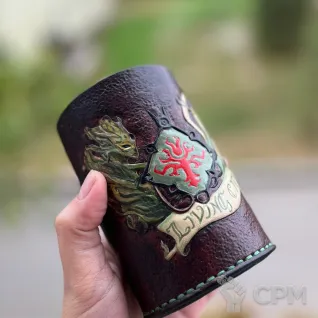 Описание картинки Стакан для кубов\кубомёт\дайсомёт кожаный с крышкой На заказ! от Мастерская - 2D20 по цене 6 500руб | Свободный Рынок Миниатюр - СРМ