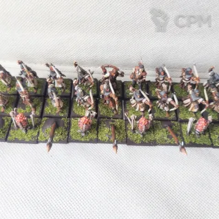Описание картинки Bretonnian Bowmen &amp; Man-at-Arms: лучники (18) с жаровнями и кольями и пехота (14) от neithan по цене 6 000руб | Свободный Рынок Миниатюр - СРМ