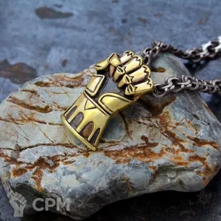 Описание картинки Кулон "Imperial Fists" (Имперские Кулаки) от Строго по-Имперски по цене 1 500руб | Свободный Рынок Миниатюр - СРМ