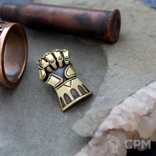 Описание картинки Кулон "Imperial Fists" (Имперские Кулаки) от Строго по-Имперски по цене 1 500руб | Свободный Рынок Миниатюр - СРМ
