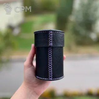 Описание картинки Стакан для кубов\кубомёт\дайсомёт кожаный с крышкой на заказ от Мастерская - 2D20 по цене 6 500руб | Свободный Рынок Миниатюр - СРМ