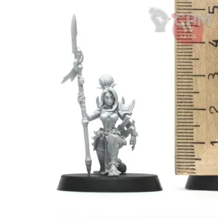 Описание картинки Миниатюра Nyara, Kneeling Gladiatrix от Артель W по цене 950руб | Свободный Рынок Миниатюр - СРМ