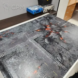 Описание картинки Баттл мат «Павший город» 60x44| Поле для варгеймов | Батлмат от Marauder's Workshop по цене 2 300руб | Свободный Рынок Миниатюр - СРМ