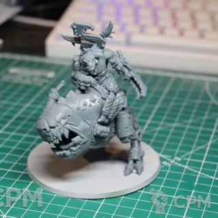 Описание картинки Mozrog Skragbad (Beastboss on a Squigasaur) от SaJRa по цене 600руб | Свободный Рынок Миниатюр - СРМ