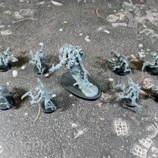 Описание картинки Tyranids Broodlord and Genestealers от Каджит по цене 4 998руб | Свободный Рынок Миниатюр - СРМ