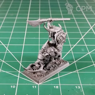 Описание картинки Orc or Black Orc Boss (Warboss or Bigboss) on War Boar от Каджит по цене 3 498руб | Свободный Рынок Миниатюр - СРМ