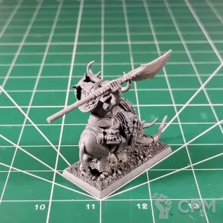 Описание картинки Orc or Black Orc Boss (Warboss or Bigboss) on War Boar от Каджит по цене 3 498руб | Свободный Рынок Миниатюр - СРМ