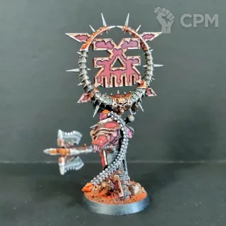 Описание картинки Champion Battle Standard Bearer (Blades of Khorne Bloodsecrator) от Каджит по цене 5 498руб | Свободный Рынок Миниатюр - СРМ