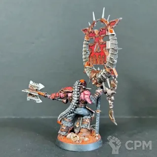Описание картинки Champion Battle Standard Bearer (Blades of Khorne Bloodsecrator) от Каджит по цене 5 498руб | Свободный Рынок Миниатюр - СРМ