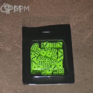 Описание картинки Кубы зелёные с черными точками от Dungeons Workshop по цене 330руб | Свободный Рынок Миниатюр - СРМ