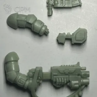 Описание картинки Bolt Rifle with Auxiliary Grenade Launcher (болтер с подствольным гранатомётом). Литьё от ASSV по цене 70руб | Свободный Рынок Миниатюр - СРМ