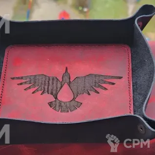 Описание картинки Blood_Ravens Кровавые ВороныDice Tray/Лоток/Дайс Трей/Арена/Тарелка от Krontwar по цене 3 300руб | Свободный Рынок Миниатюр - СРМ