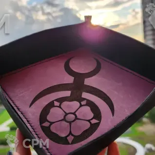 Описание картинки Dice Tray Slaanesh/Лоток/Дайс Трей/ слаанешАрена/Тарелка от Krontwar по цене 3 500руб | Свободный Рынок Миниатюр - СРМ
