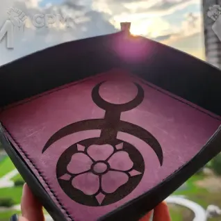 Описание картинки Dice Tray Slaanesh/Лоток/Дайс Трей/ слаанешАрена/Тарелка от Krontwar по цене 3 300руб | Свободный Рынок Миниатюр - СРМ