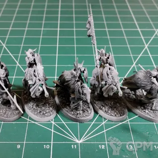Описание картинки Soulblight Gravelords Wight Lord on Skeletal Steed and Barrow Knights (Black Knights) от Каджит по цене 8 998руб | Свободный Рынок Миниатюр - СРМ