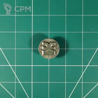 Описание картинки Значок Khorne Pin I от Vault Boy по цене 998руб | Свободный Рынок Миниатюр - СРМ