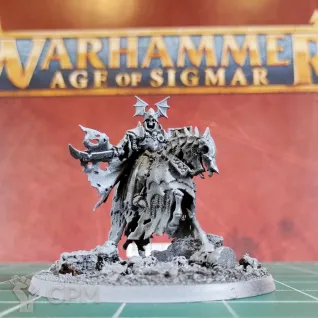 Описание картинки Soulblight Gravelords Wight Lord on Skeletal Steed от Каджит по цене 5 498руб | Свободный Рынок Миниатюр - СРМ