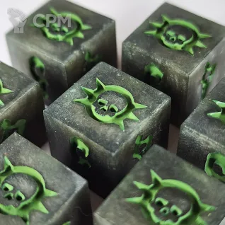 Описание картинки Гвардия смерти, набор из 10 дайсов для Warhammer 40k от SilverDiceCult по цене 4 000руб | Свободный Рынок Миниатюр - СРМ