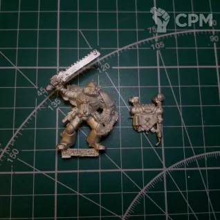 Описание картинки Space Marine Apothecary w/Chainsword от Stark Foundry по цене 355руб | Свободный Рынок Миниатюр - СРМ