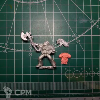 Описание картинки Veteran Sergeant w/Power Axe от Stark Foundry по цене 355руб | Свободный Рынок Миниатюр - СРМ