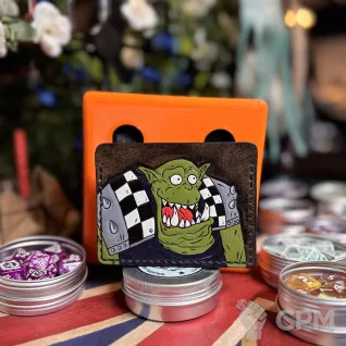 Описание картинки Кожаный картхолдер Warhammer 40k Boyz Ork Орк Бойз от Мастерская - 2D20 по цене 5 500руб | Свободный Рынок Миниатюр - СРМ